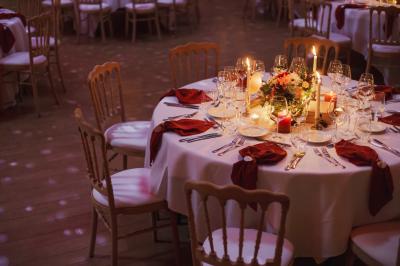 Assiette composée de salade verte, magret de canard fumé, légumes croquants, foie gras sur toast et tranche de jambon.