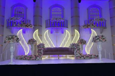 Salle de jeux lumineuse avec une cabane en tissu, un tapis de chiffres, une cuisine pour enfants et des tables colorées.