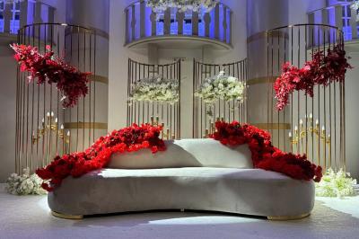 Salle de jeux lumineuse avec une cabane en tissu, un tapis de chiffres, une cuisine pour enfants et des tables colorées.