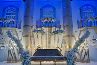 Salle de jeux lumineuse avec une cabane en tissu, un tapis de chiffres, une cuisine pour enfants et des tables colorées.