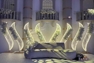 Salle de jeux lumineuse avec une cabane en tissu, un tapis de chiffres, une cuisine pour enfants et des tables colorées.