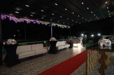 Salle de jeux lumineuse avec une cabane en tissu, un tapis de chiffres, une cuisine pour enfants et des tables colorées.