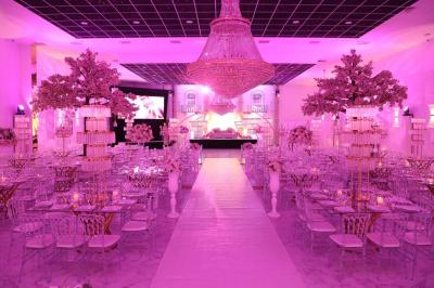 Salle de jeux lumineuse avec une cabane en tissu, un tapis de chiffres, une cuisine pour enfants et des tables colorées.