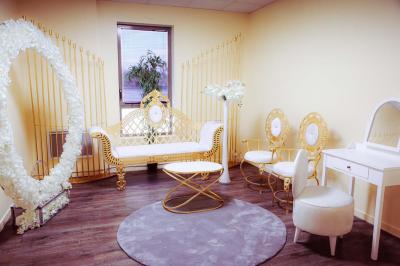 Salle de jeux lumineuse avec une cabane en tissu, un tapis de chiffres, une cuisine pour enfants et des tables colorées.