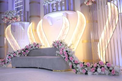 Salle de jeux lumineuse avec une cabane en tissu, un tapis de chiffres, une cuisine pour enfants et des tables colorées.