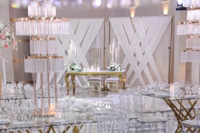 Salle de jeux lumineuse avec une cabane en tissu, un tapis de chiffres, une cuisine pour enfants et des tables colorées.