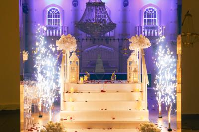 Salle de jeux lumineuse avec une cabane en tissu, un tapis de chiffres, une cuisine pour enfants et des tables colorées.
