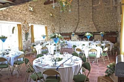 Miniature Location salle Dammartin-en-Serve (Yvelines) - Ferme Garel #11 Salle de réception en pierre décorée de ballons rouges et blancs, avec tables dressées pour un événement.