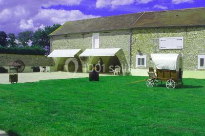 Miniature Location salle Dammartin-en-Serve (Yvelines) - Ferme Garel #4 Salle de réception en pierre décorée de ballons rouges et blancs, avec tables dressées pour un événement.