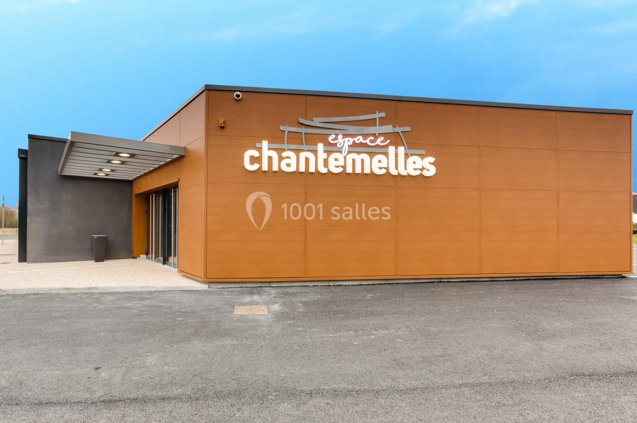 Façade d'un bâtiment moderne en bois avec l'inscription ’Espace Chantemelles’ sur le mur principal.
