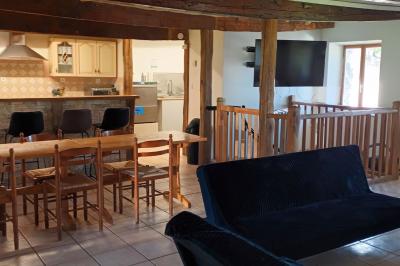 Trois petits chalets colorés en bois, entourés d'arbres et de pelouse, sous un ciel dégagé.