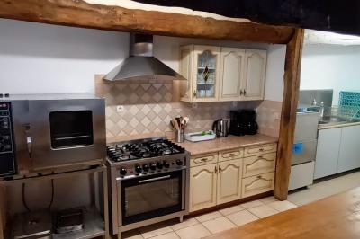 Trois petits chalets colorés en bois, entourés d'arbres et de pelouse, sous un ciel dégagé.