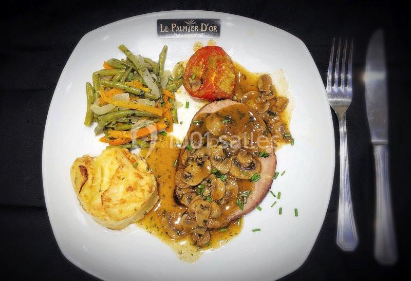 Assiette composée de légumes sautés, tomate farcie, gratin de pommes de terre et viande sauce aux champignons.