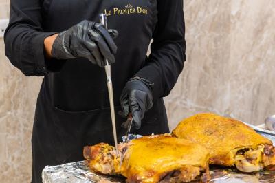 Salle de réception décorée avec une table dressée, un centre de table floral et une arche fleurie en arrière-plan.