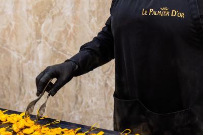 Salle de réception décorée avec une table dressée, un centre de table floral et une arche fleurie en arrière-plan.