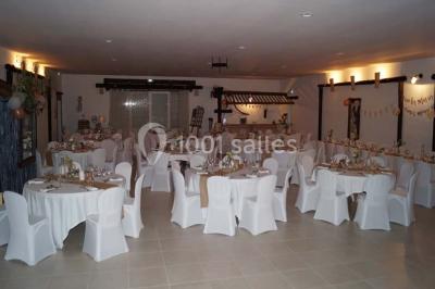Bâtiment moderne entouré de vignes verdoyantes sous un ciel clair.
