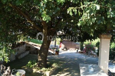 Bâtiment moderne entouré de vignes verdoyantes sous un ciel clair.