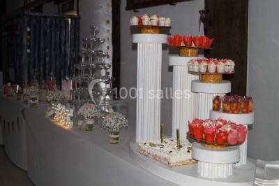 Bâtiment moderne entouré de vignes verdoyantes sous un ciel clair.