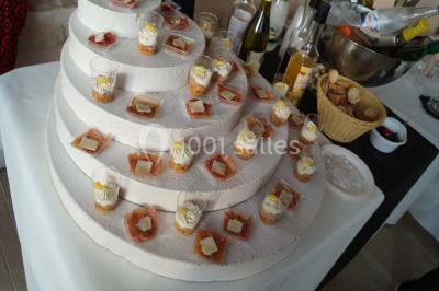 Bâtiment moderne entouré de vignes verdoyantes sous un ciel clair.