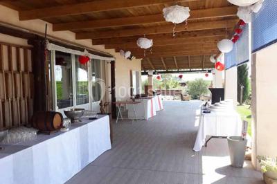 Bâtiment moderne entouré de vignes verdoyantes sous un ciel clair.