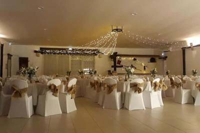 Bâtiment moderne entouré de vignes verdoyantes sous un ciel clair.