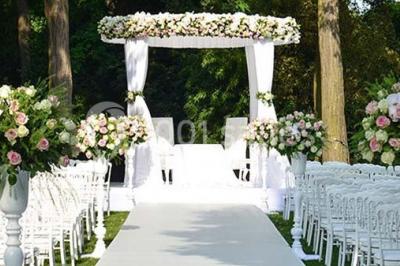 Chambre d'hôtel lumineuse avec lit double, bureau bleu, fauteuil, télévision et balcon offrant une vue sur l'extérieur.