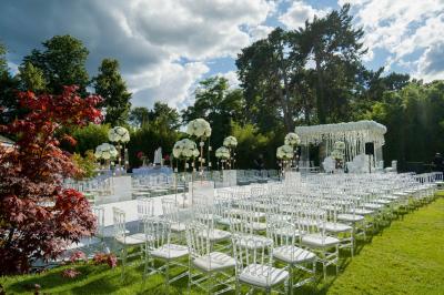 Chambre d'hôtel lumineuse avec lit double, bureau bleu, fauteuil, télévision et balcon offrant une vue sur l'extérieur.