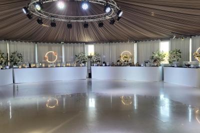 Chambre d'hôtel lumineuse avec lit double, bureau bleu, fauteuil, télévision et balcon offrant une vue sur l'extérieur.