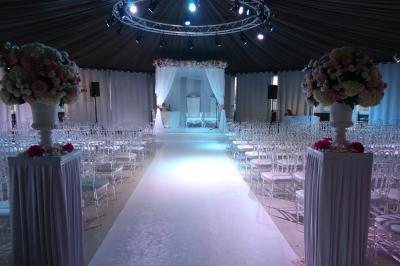 Chambre d'hôtel lumineuse avec lit double, bureau bleu, fauteuil, télévision et balcon offrant une vue sur l'extérieur.