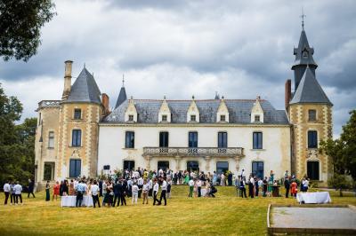 Illustration en noir et blanc d'un château avec des tours et des toits pointus, accompagnée du texte ’Le Château de la Roche…
