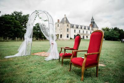 Illustration en noir et blanc d'un château avec des tours et des toits pointus, accompagnée du texte ’Le Château de la Roche…