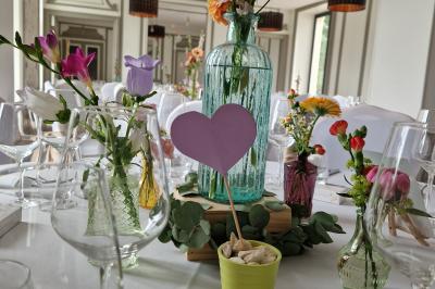 Illustration en noir et blanc d'un château avec des tours et des toits pointus, accompagnée du texte ’Le Château de la Roche…
