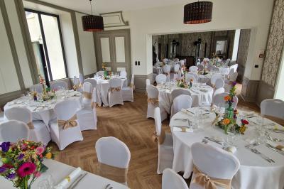 Illustration en noir et blanc d'un château avec des tours et des toits pointus, accompagnée du texte ’Le Château de la Roche…