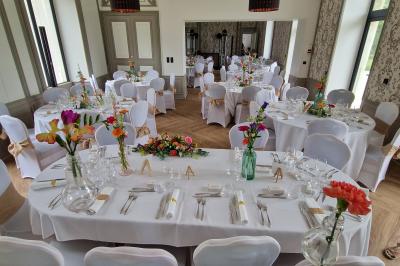 Illustration en noir et blanc d'un château avec des tours et des toits pointus, accompagnée du texte ’Le Château de la Roche…