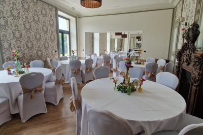 Illustration en noir et blanc d'un château avec des tours et des toits pointus, accompagnée du texte ’Le Château de la Roche…