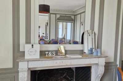 Illustration en noir et blanc d'un château avec des tours et des toits pointus, accompagnée du texte ’Le Château de la Roche…