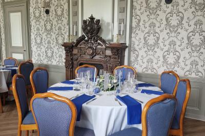 Illustration en noir et blanc d'un château avec des tours et des toits pointus, accompagnée du texte ’Le Château de la Roche…