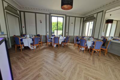 Illustration en noir et blanc d'un château avec des tours et des toits pointus, accompagnée du texte ’Le Château de la Roche…