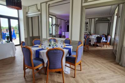 Illustration en noir et blanc d'un château avec des tours et des toits pointus, accompagnée du texte ’Le Château de la Roche…