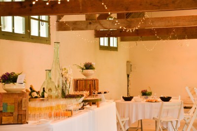 Chambre lumineuse avec un lit double, un mur bleu, une fenêtre avec rideaux jaunes et une porte en bois.
