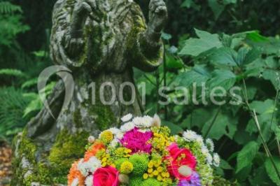 Salle de réception décorée avec des guirlandes lumineuses, remplie d'invités assis à des tables lors d'un événement.