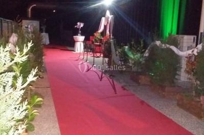 Buffet élégant avec une présentation variée de bouchées salées et sucrées sur des plateaux dorés en salle lumineuse.