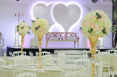 Buffet élégant avec une présentation variée de bouchées salées et sucrées sur des plateaux dorés en salle lumineuse.
