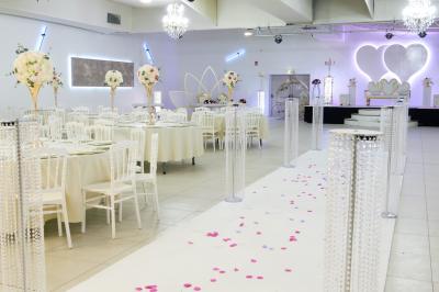Buffet élégant avec une présentation variée de bouchées salées et sucrées sur des plateaux dorés en salle lumineuse.