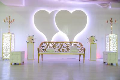 Buffet élégant avec une présentation variée de bouchées salées et sucrées sur des plateaux dorés en salle lumineuse.