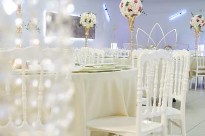 Buffet élégant avec une présentation variée de bouchées salées et sucrées sur des plateaux dorés en salle lumineuse.