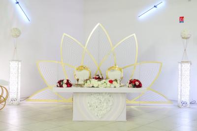 Buffet élégant avec une présentation variée de bouchées salées et sucrées sur des plateaux dorés en salle lumineuse.