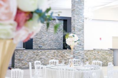 Buffet élégant avec une présentation variée de bouchées salées et sucrées sur des plateaux dorés en salle lumineuse.