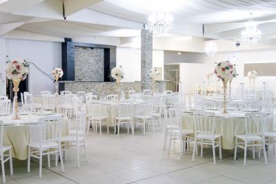 Buffet élégant avec une présentation variée de bouchées salées et sucrées sur des plateaux dorés en salle lumineuse.