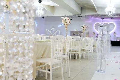 Buffet élégant avec une présentation variée de bouchées salées et sucrées sur des plateaux dorés en salle lumineuse.